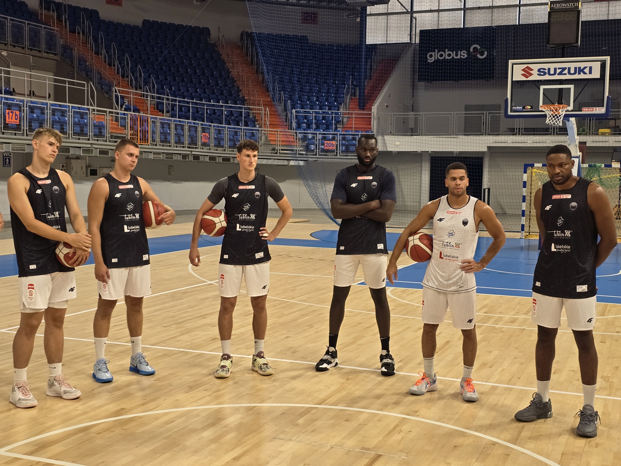 od lewej - Michal Turewicz, Wiktor Kepka, Michal Krasuski, Ousmane Drame, Emmanuel Lecomte i Tyran De Lattibeaudiere